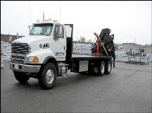 Tandem axle crane with knuckleboom crane